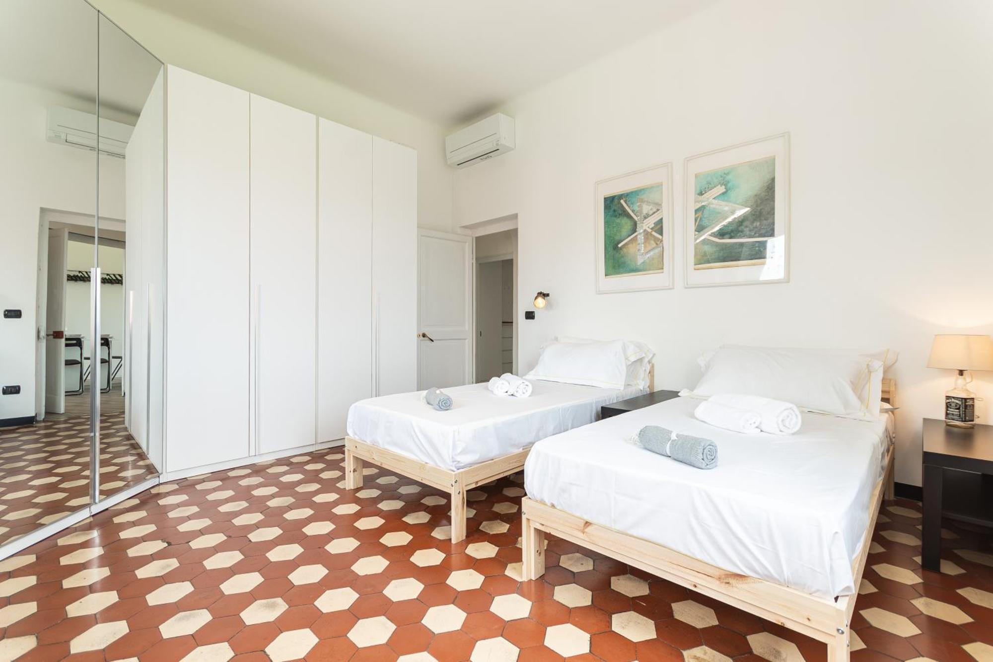 Spacious 3-Bedroom Apartment - 10 Min To City Center & 5 Min To Gaslini Hospital Genoa Luaran gambar